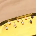 Eleganti orecchini pendenti con perle d'acqua dolce in vari colori su vassoio - Ganci per orecchie stile tacco / 7-8mm (Ganci in rame placcati oro) / Bianco