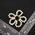 Orecchino a fiore in perle naturali fatto a mano su sfondo nero con filo dorato - Stile 2 (Orecchini a Fiore Esagerati)