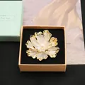 Elegante spilla a fiore in smalto bianco con perla d'acqua dolce e placcatura in oro 18 carati - Spilla di Perle Begonia / Stile Spilla