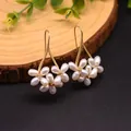 Eleganti orecchini a fiore con perle d'acqua dolce barocche e ganci placcati in oro - Bianco