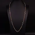 Elegante collana lunga con perle naturali e maglie in metallo con finitura dorata. - Collana Lunga in Cristallo e Zircone