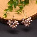 Eleganti orecchini a fiore con perle barocche viola e finitura dorata per uno stile vintage. - Viola