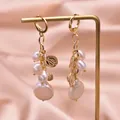 Boucles d'oreilles pendantes en perles d'eau douce argent 925 et breloques dorées - Boucles d'Oreilles Pendantes Ange Perle Baroque Blanche