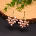 Eleganti orecchini a fiore con perle d'acqua dolce rosa e ganci color oro lucido - Rosa