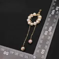 Elegante Vintage-Ohrhänger mit natürlichen weißen und lila Perlen an einer Goldkette - Formbare Quasten-Creolen