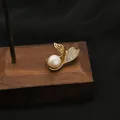 Elegante spilla design coda di pesce con perla d'acqua dolce e placcatura oro 18k. - Spilla di Perle a Forma di Coda di Pesce / Stile Spilla
