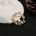 Elegante spilla a corona placcata in oro 18k con perla d'acqua dolce e cristalli brillanti - Spilla di Perle Premium / Stile Spilla