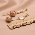 Orecchini vintage fatti a mano con perle naturali e delicati fiori secchi rosa - Orecchini Asimmetrici in Perla e Fiore Epossidico (Stile 7)