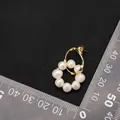 Elegante Vintage-Ohrringe mit natürlichen Perlen und goldenen Metallschlaufen-Details - Einfache Stecker-Creolen