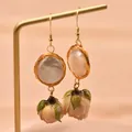 Eleganti orecchini vintage in perla naturale con boccioli di rosa rosa stabilizzati - Perla Barocca Fiore Conservato (Stile 9)