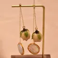 Orecchini retrò fatti a mano con perle naturali e boccioli di fiori conservati - Orecchini a Bottone con Perla Rotonda e Fiore Epossidico (Stile 10)