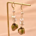 Orecchini vintage fatti a mano con perle naturali e boccioli di rosa veri in oro - Orecchini a Tre Strati di Perle e Fiore Epossidico (Stile 11)
