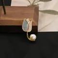 Elegante spilla a tulipano con perla naturale d'acqua dolce e placcatura in oro 18k. - Stile a Forma di Tulipano / Stile Spilla / Oro