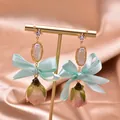 Orecchini fatti a mano con perle naturali, nastri azzurri e boccioli di rosa stabilizzati - Orecchini a Fiocco con Perla e Fiore Epossidico (Stile 12)