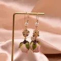 Orecchini di perle fatti a mano con ciondoli di boccioli di rosa rosa stabilizzati fini. - Orecchini di Perle (Stile 8)