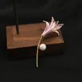 Elegante spilla a giglio rosa con perla d'acqua dolce naturale e placcatura in oro 18k - Stile Tulipano Rosa / Stile Spilla / Rosa