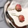 Orecchini vintage fatti a mano in oro con perle naturali e veri boccioli di rosa rosa - Orecchini con Rosa Rosa Conservata (Stile 1)