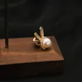Elegante spilla a coniglio in perla d'acqua dolce placcata oro 18k con cristalli - Stile a Forma di Coniglio / Stile Spilla / Bianco