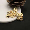 Elegante spilla a foglia di ginkgo placcata in oro con perla, vista posteriore - Stile Foglia Cadente / Stile Spilla / Oro