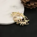 Elegante spilla a foglia placcata in oro 18k con una perla naturale d'acqua dolce. - Stile a Forma di Piuma / Stile Spilla / Oro