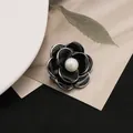 Elegante spilla a fiore di camelia nera con una perla naturale d'acqua dolce - Stile Camelia Nera / Stile Spilla / Nero