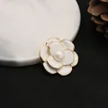 Elegante spilla a forma di camelia bianca con perla d'acqua dolce e placcatura oro 18k - Spilla Camelia Bianca / Base placcata oro 18K