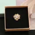 Elegante spilla a forma di fiore con perla d'acqua dolce naturale placcata in oro 18k - Spilla Fiore a Doppio Strato Bordo Oro / Processo di placcatura in oro 18K