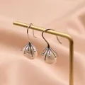 Elegante Perlenohrringe im Vintage-Stil mit silbernem Zweigdesign auf seidigem Hintergrund - Weiße Süßwasser-Barockperle (925 Silberhaken)
