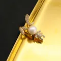 Squisita spilla a coniglio placcata oro 18 carati con perla d'acqua dolce e cristalli. - Spilla Coniglietto / Intarsio di perle d'acqua dolce