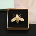 Elegante spilla ad ape placcata oro 18 carati con perla d'acqua dolce naturale. - Spilla Ape / Materiale perla barocca