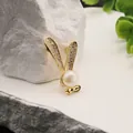 Elegante spilla a forma di coniglio placcata oro 18k con perla naturale e cristalli - Spilla di Perle Stile Coniglio / Decorazione con strass