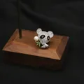 Incantevole spilla a forma di panda con perla d'acqua dolce e placcatura in oro 18k - Spilla Panda / Artigianato in smalto bianco e nero