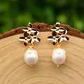 Boucles d'oreilles en perles d'eau douce faites main avec clous fleurs dorées sur bois - Boucles d'Oreilles Perles de Riz Trois Fleurs