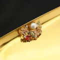 Lussuosa spilla placcata oro 18k con perla d'acqua dolce naturale e design floreale - Spilla Fiore di Peonia / Design vintage a grappolo di fiori