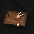 Spilla con coniglio e carota con ciondolo in perla naturale d'acqua dolce, oro 18 carati - Stile Coniglio Carota / Stile Spilla