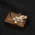Squisita spilla a forma di gru placcata in oro 18k con smalto viola e perla - Design Gru della Manciuria / Stile Spilla