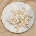 Exquisito broche de flor vintage de perlas naturales hecho a mano con centro turquesa - Broche de Copo de Nieve Turquesa (GO0382)