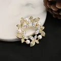 Lussuosa spilla circolare a farfalla con perle d'acqua dolce e accenti di zircone brillante - Design Ghirlanda di Farfalle Dorate / Stile Spilla