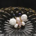 Broche de mariposa de perlas naturales elegante con un detallado tejido a mano - Broche Set Mariposa (GO0382)