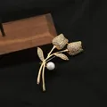Elegante spilla a fiore di tulipano placcata oro con perla d'acqua dolce e cristalli - Forma di Tulipano / Stile Spilla