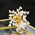Broche de perlas naturales tejido a mano con rosas amarillas secas y acabado dorado. - Broche de Copo de Nieve Rosa (GO0382)