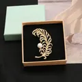 Elegante spilla a piuma placcata oro 18k con perla naturale in confezione regalo - Piuma / Stile Spilla
