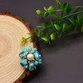 Handgefertigte Vintage-Brosche aus künstlichem Türkis in Schneeflockenform mit Perle - Türkis Brosche
