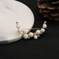 Elegante spilla di perle d'acqua dolce con montatura placcata oro e zirconi lucenti - Crescente / Stile Spilla