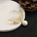 Elegante spilla ad ali d'angelo placcata oro con perla d'acqua dolce e zirconi. - Stile Ali d'Angelo / Stile Spilla
