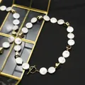 Elegante Kette aus natürlichen Barock-Knopfperlen mit goldenem Knebelverschluss für Damen - Knopfdekor-Stil