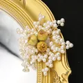 Handgefertigte Retro-Perlenbrosche mit gelben Trockenblumen im floralen Spray-Design - Epoxid Rose Schneeflocken Brosche