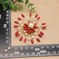 Handgefertigte Schneeflocken-Brosche mit roten Korallenperlen und weißen Perlen im Ethno-Stil - Radial Gewickelte Drahtbrosche