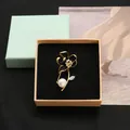 Elegante spilla a forma di fiore con perla naturale d'acqua dolce e placcatura oro 18K - Nuovo Stile Floreale (Camelia Nera)
