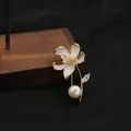 Elegante spilla a fiore placcata in oro 18k con perla d'acqua dolce e cristalli - Stile Loto
